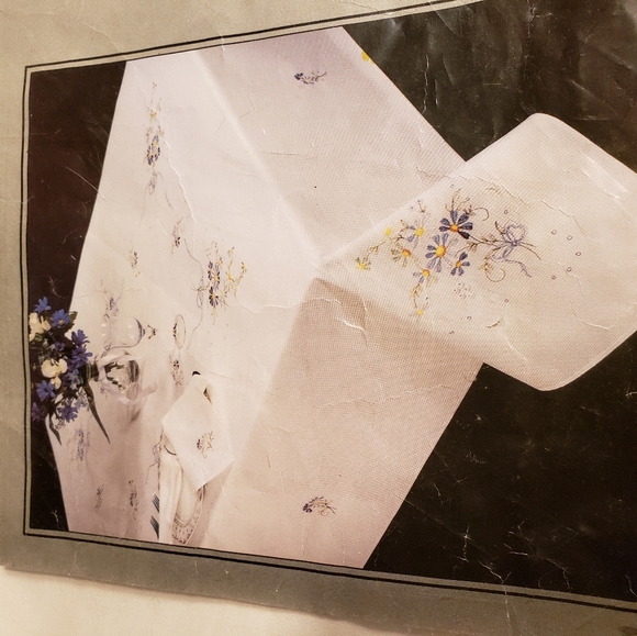 Tablecloth And 6 Napkins, And 2 pillowcases - Picture 9 of 16